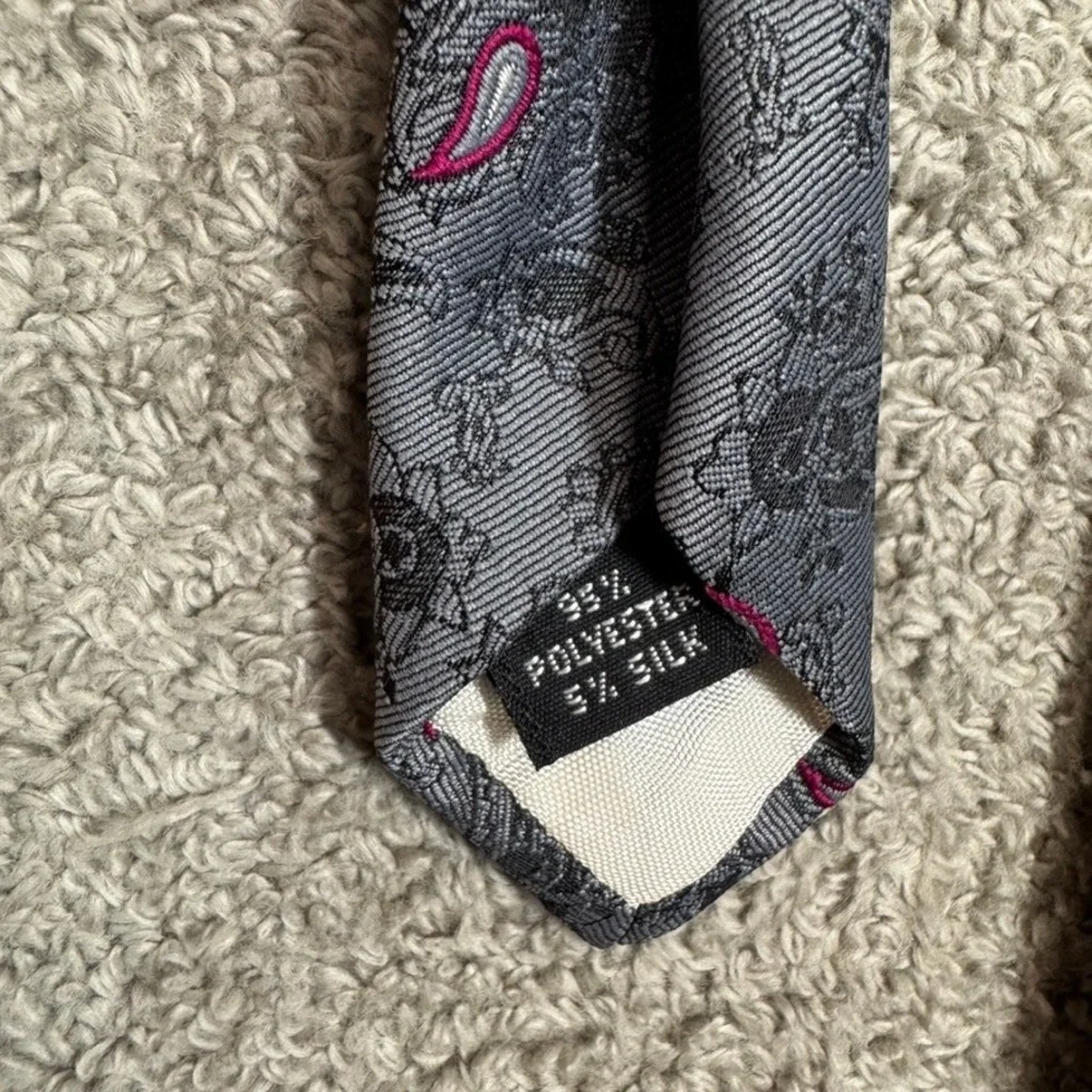 McGregor Mens Grey Paisley Silk Blend Necktie Pink Accents Made in USA RN 16446